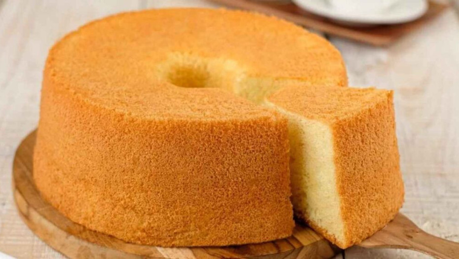 Το κέικ της… τεμπέλας: Με μόνο 2 κινήσεις και 3 υλικά από το ντουλάπι, για να φτιάξετε ένα γλυκάκι στα γρήγορα