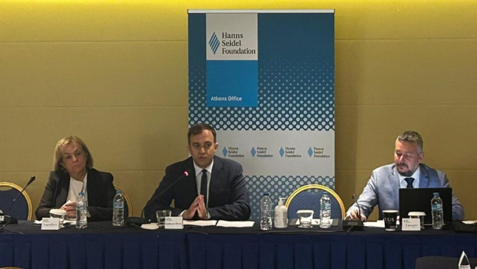 Χατζηβασιλείου με νέα στελέχη κομμάτων της ευρωπαϊκής κεντροδεξιάς: «Η Ευρώπη πρέπει να δώσει λύσεις στα προβλήματα των νέων – Δεν αρκεί να καθορίζει π.χ. το μέγεθος μιας κατσαρόλας που πωλείται στην αγορά»