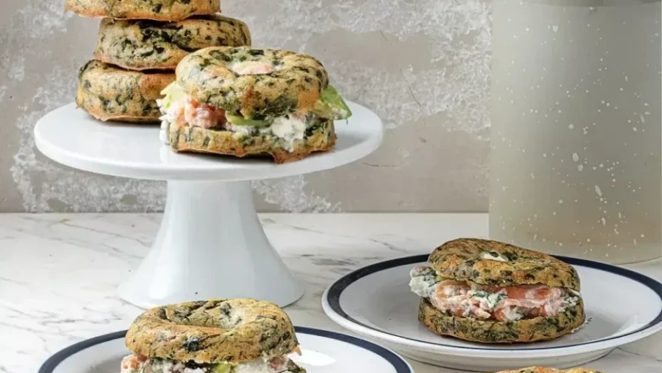 Bagels σπανακιού γεμιστά με σολομό και αβοκάντο