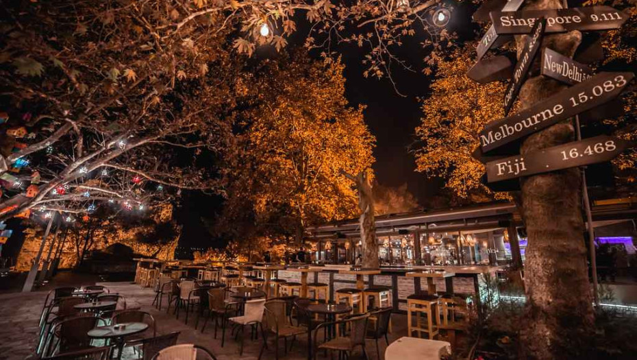 Μπροστά στο τραπέζι του κ.Μισισλή, έβγαλε τα παπούτσια του..