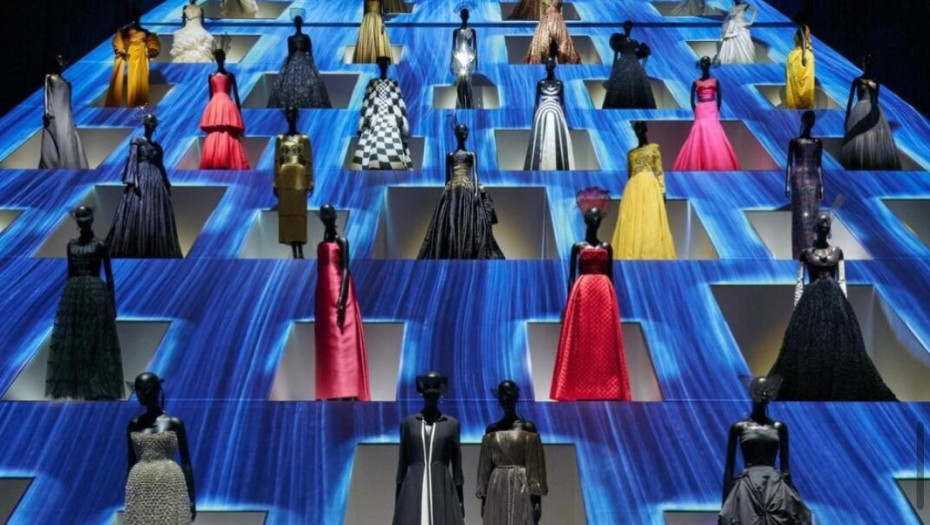 Mέσα στη θρυλική έκθεση του οίκου Dior στο Τόκιο -Φινέτσα, υψηλή ραπτική και απίθανα σκηνικά