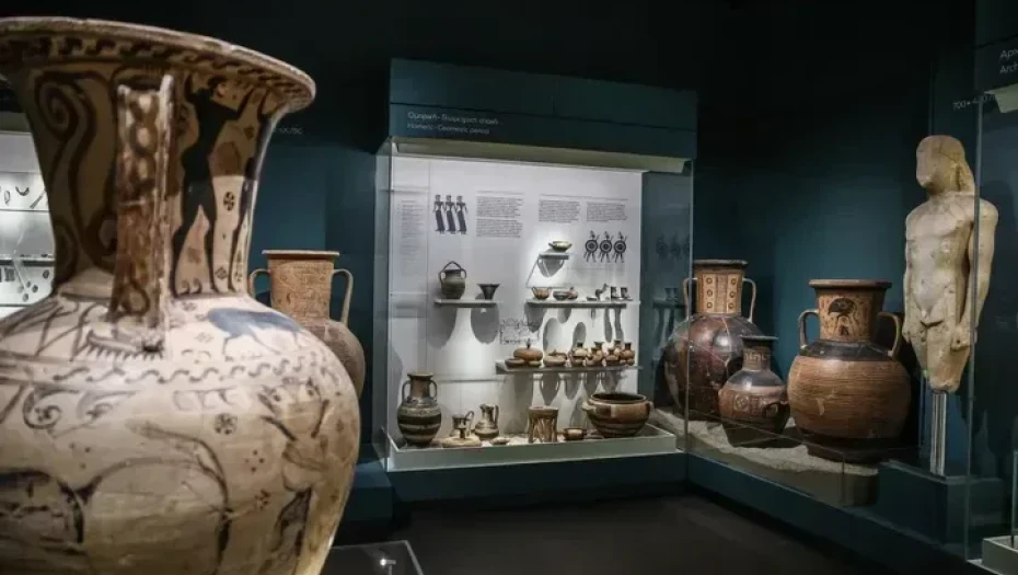 Εγκαινιάστηκε η επανέκθεση του Αρχαιολογικού Μουσείου Ελευσίνας