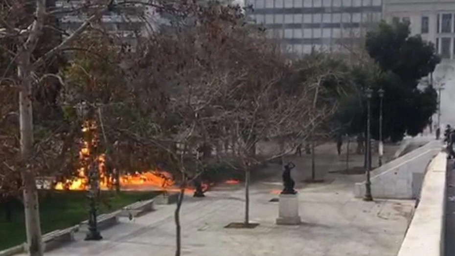 Επεισόδια στο Σύνταγμα στην πορεία για τα Τέμπη: Μολότοφ, πέτρες και χημικά