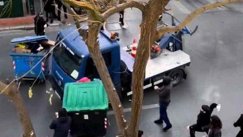 Βίντεο σοκ: Γερανός της ΕΛΑΣ παραλίγο να πατήσει διαδηλωτές στην Ακαδημίας (video)