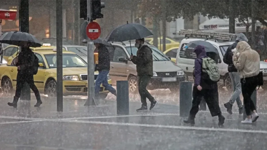 Καιρός: Με βροχές και καταιγίδες ξεκινά η εβδομάδα, χιονοπτώσεις στα ορεινά