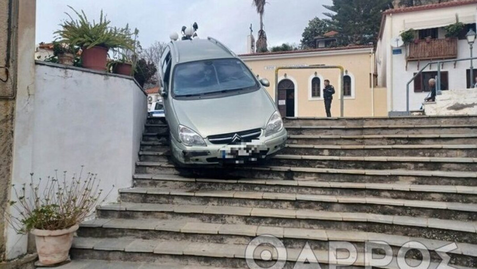Καλαμάτα: 92χρονος οδηγός τσούλησε με το αυτοκίνητο σε σκαλιά