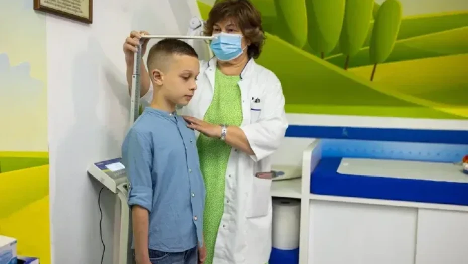 Οι αναπάντεχοι λόγοι για τους οποίους οι πιο κοντοί άνθρωποι και οι γυναίκες ζουν περισσότερο