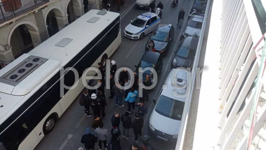 «Νταής» χτύπησε την κοπέλα του στη μέση του δρόμου και τον πλάκωσαν στο ξύλο οι περαστικοί