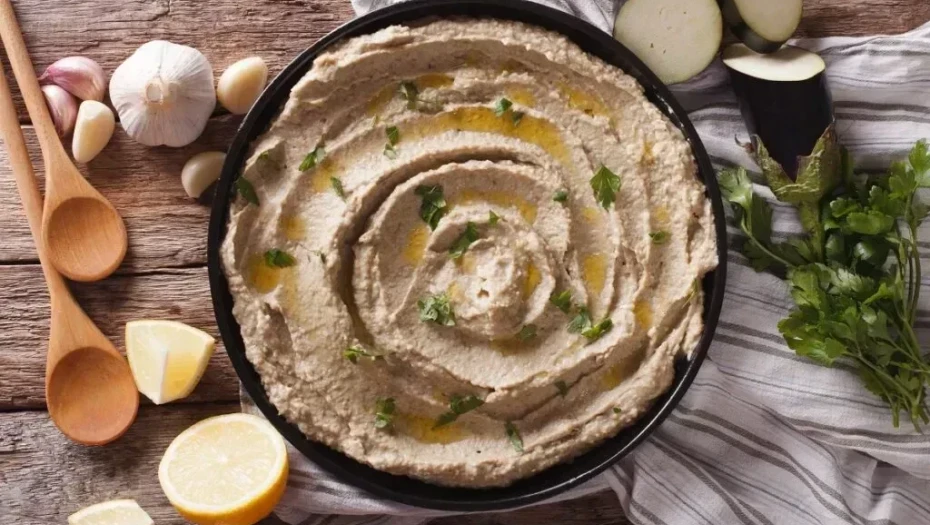 Vegan μελιτζανοσαλάτα με ταχίνι, πετιμέζι και κουκουνάρι