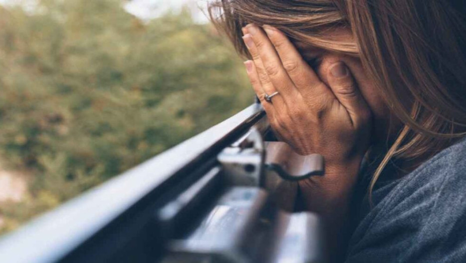 Πως συνεχίζεται η ζωή, σα να μην έγινε τίποτα, με τόσα λόγια ανείπωτα;