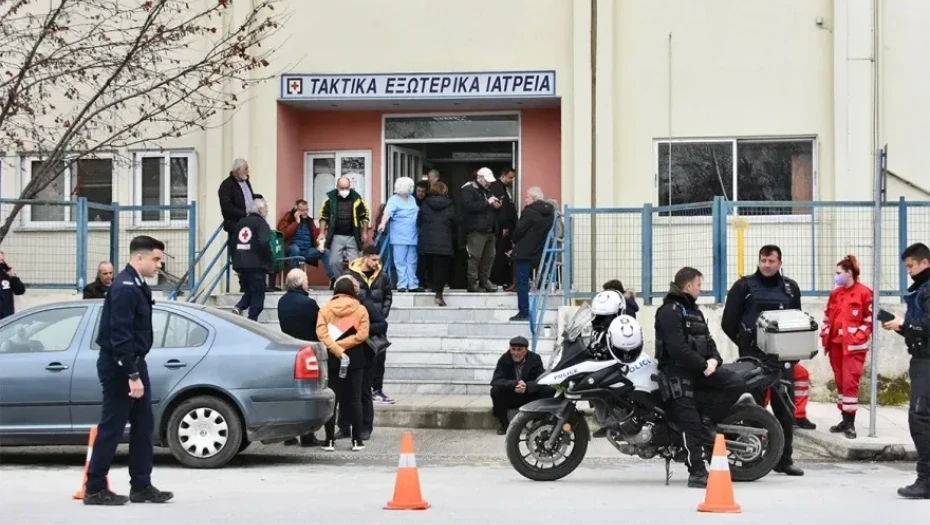 Σύγκρουση τρένων: Ώρες αγωνίας έξω από τα νοσοκομεία της Λάρισας – Πώς ενημερώνονται οι συγγενείς