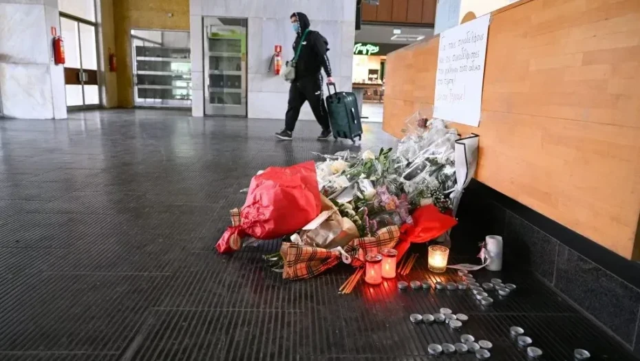 Τέμπη: «Αν έχεις φύγει συγγνώμη και σ’ αγαπώ» – Συγκινεί σημείωμα προς αγνοούμενο επιβάτη