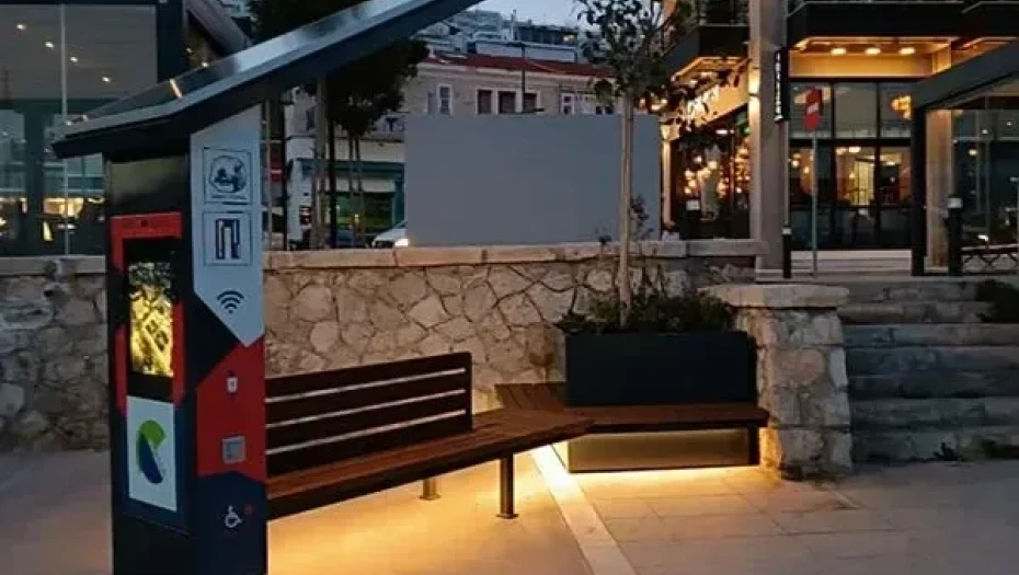 Παγκάκι που φορτίζει από τον ήλιο και προσφέρει Wi-Fi στον Πειραιά – Κατάλληλο για ΑμεΑ