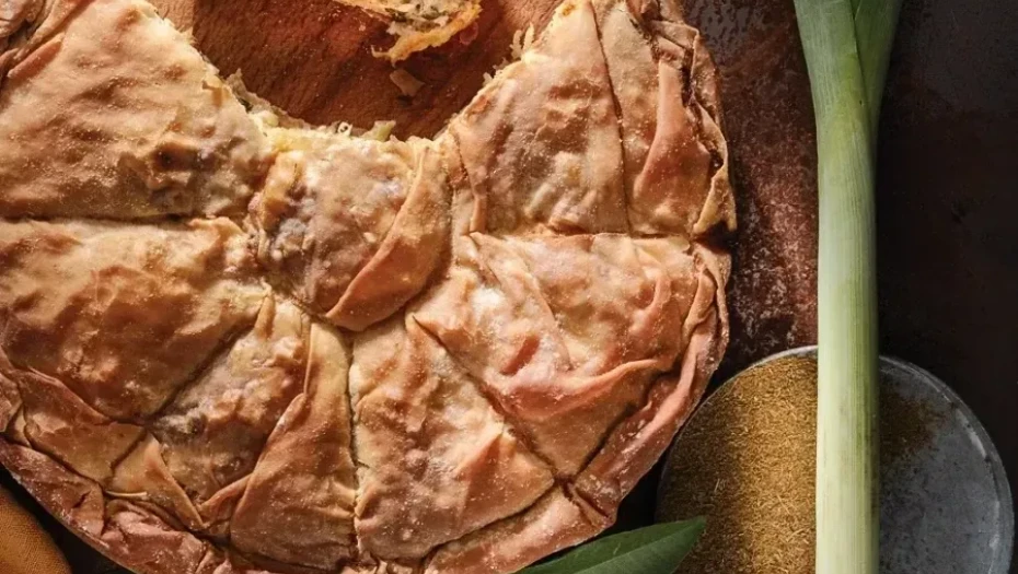 Πρασόπιτα με χωριάτικο φύλλο, ελιές και πορτοκάλι