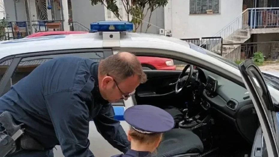 Σέρρες: Μπόμπιρας ντύθηκε αστυνομικός για να υποδεχτεί “συναδέλφους” του σε παιδικό σταθμό (φωτο)