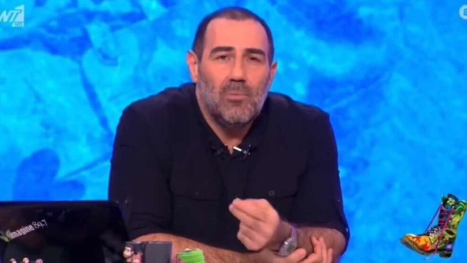 «Γ<em>μώ τις γραβάτες, σκ</em>τά στα μούτρα σας»: Άγριο ξέσπασμα Κανάκη κατά δημοσιογράφων