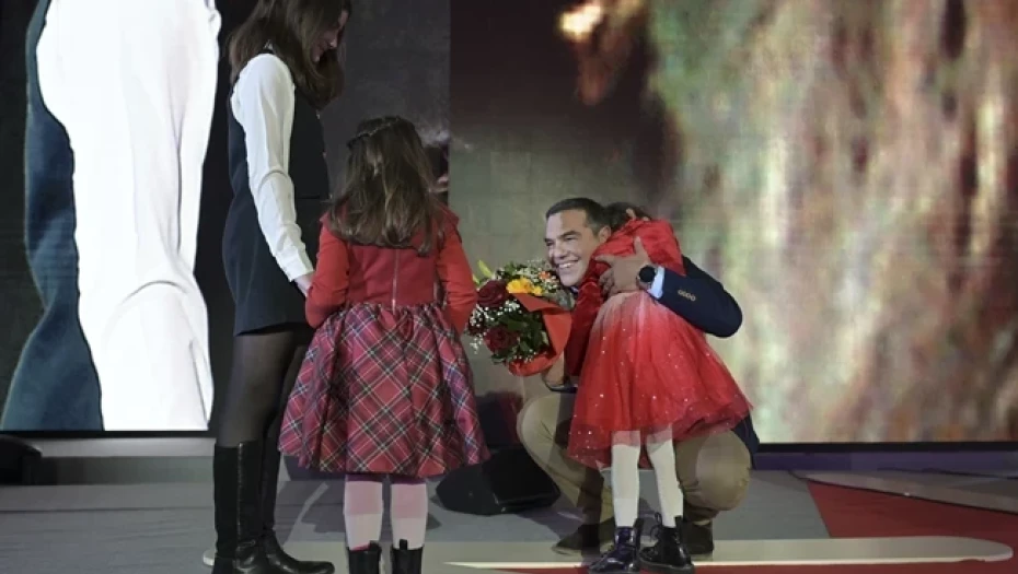 Ανθοδέσμη από την κόρη του Νικολαίδη στα χέρια του Τσίπρα!