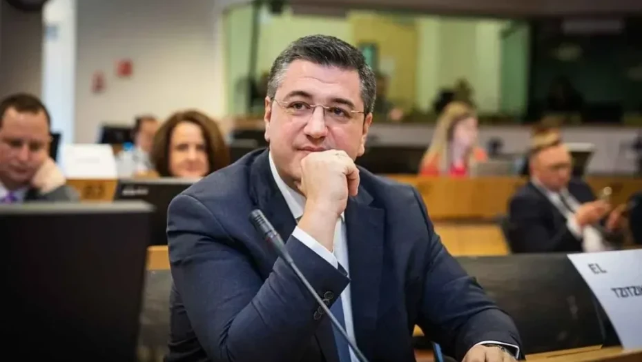 Μετά το πέρας της ημερίδας Αντάλλαξε ευχές με τους εργαζόμενους ο Τζιτζικώστας