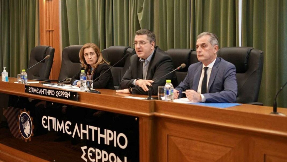 Μετά το πέρας της ημερίδας: Αντάλλαξε ευχές με τους εργαζόμενους ο Τζιτζικώστας