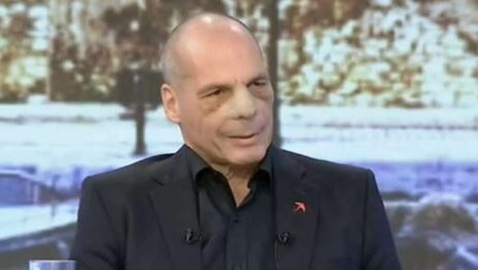 Πρώτη εμφάνιση Βαρουφάκη με σημάδια του ξυλοδαρμού – «Νιώθω φυλακισμένος με αστυνομικούς»