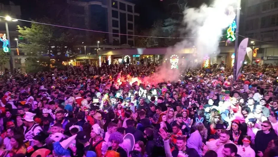 Τη νύχτα μέρα έκαναν χιλιάδες καρναβαλιστές στην Ξάνθη – Μουσική, κέφι και χορός στην παρέλαση (φωτο+vids)