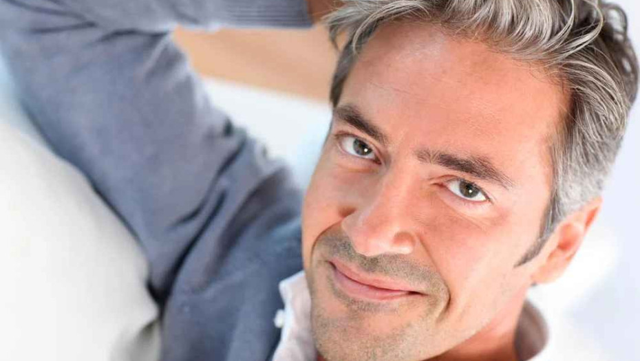 Εντοπίστηκε ο μηχανισμός εμφάνισης γκρίζων τριχών και ανοίγει ο δρόμος να τις εξαφανίσουμε