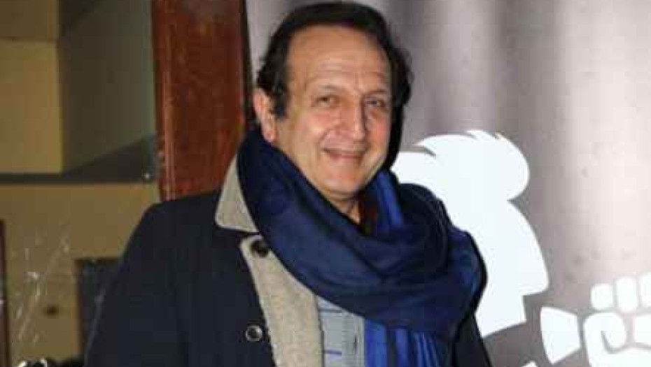 Σπύρος Μπιμπίλας: Με φουστανέλα και σημαιάκι εύχεται «χρόνια πολλά» για την 25η Μαρτίου