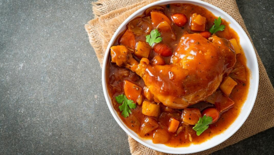 Εύκολο κοκκινιστό κοτόπουλο στο φούρνο -Μαλακό και πεντανόστιμο