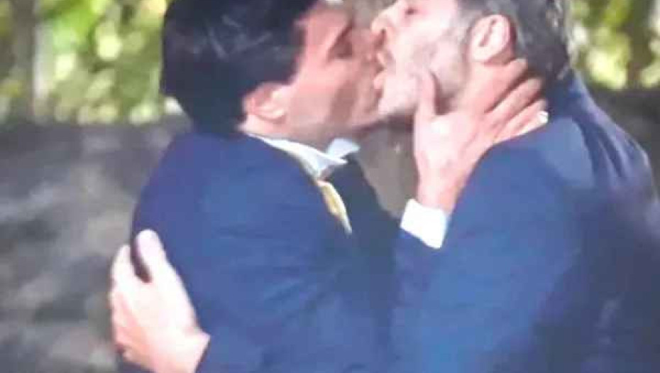 Σέρρες: Το γκέι φιλί στη σειρά του Καπουτζίδη που χειροκρότησε το Twitter