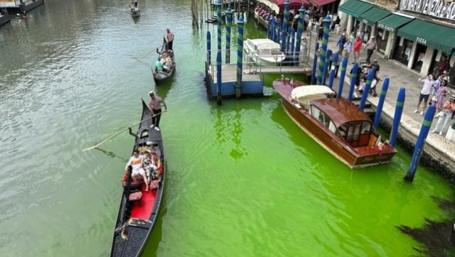 Βενετία: Λύθηκε το μυστήριο – Τι ήταν αυτό που έκανε πράσινο το νερό στο Μεγάλο Κανάλι