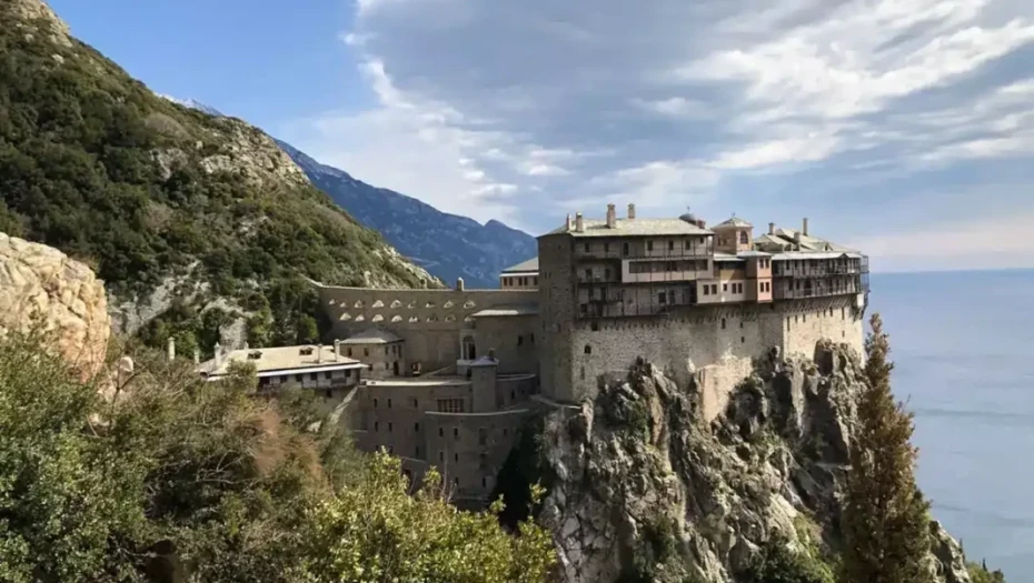 Από τέσσερις μοναχούς του Αγίου Όρους: Αίτηση ακύρωσης της Αστυνομικής Διεύθυνσης στο Άγιο Όρος