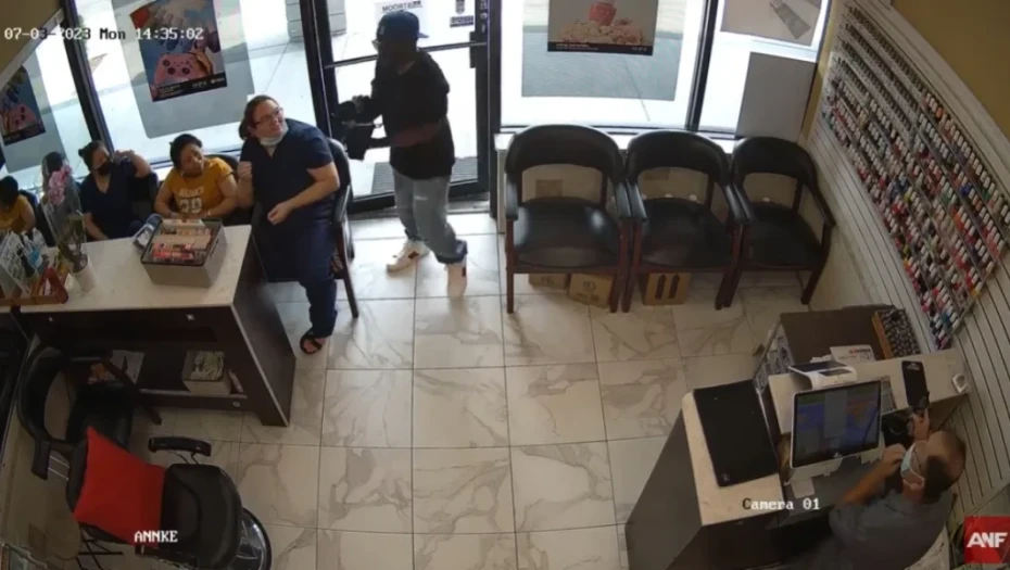 Ληστής για κλάματα στην Ατλάντα των ΗΠΑ – Πελάτες τον αγνοούν και φεύγει με άδεια χέρια!