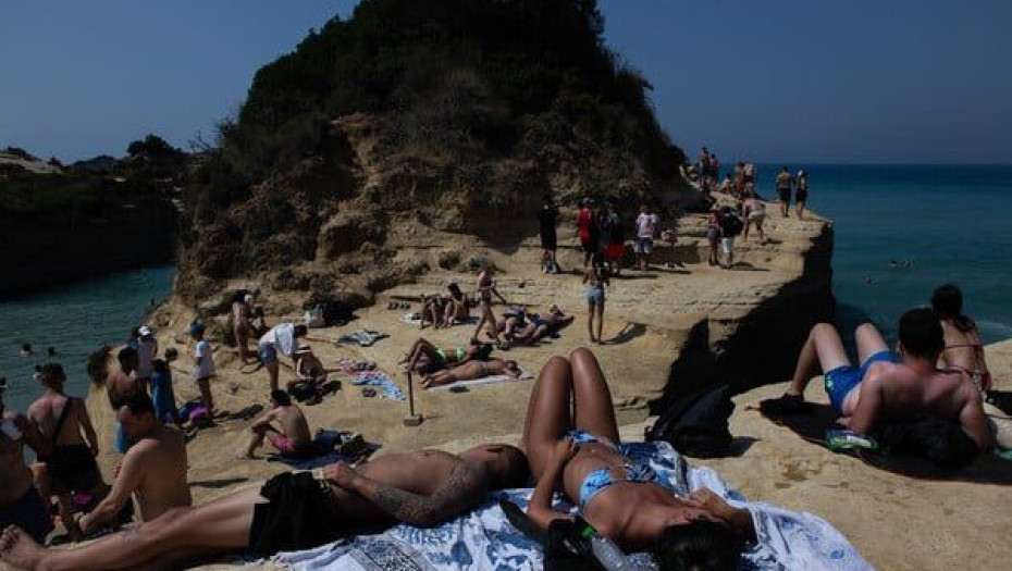 Kαιρός: Μίνι καύσωνας αλλά και βροχές σήμερα