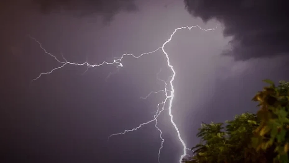 Καιρός: Έκτακτο δελτίο της ΕΜΥ- Έρχονται καταιγίδες, κεραυνοί και «βουτιά» της θερμοκρασίας