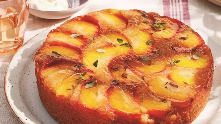 Αναποδογυριστό κέικ με ροδάκινα και θυμάρι