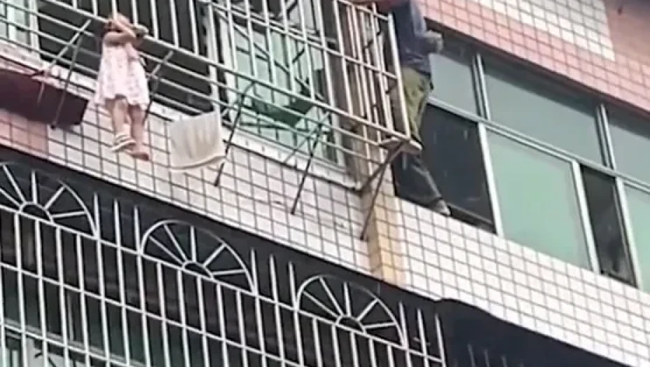 Κίνα: Γείτονες σώζουν κορίτσι που κρέμεται από παράθυρο του 5ου ορόφου (βίντεο)