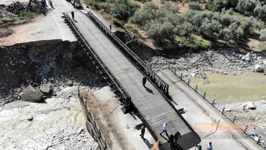 Κακοκαιρία – Πήλιο: Έτοιμη μέσα σε 30 ώρες η γέφυρα που έστησε ο στρατός