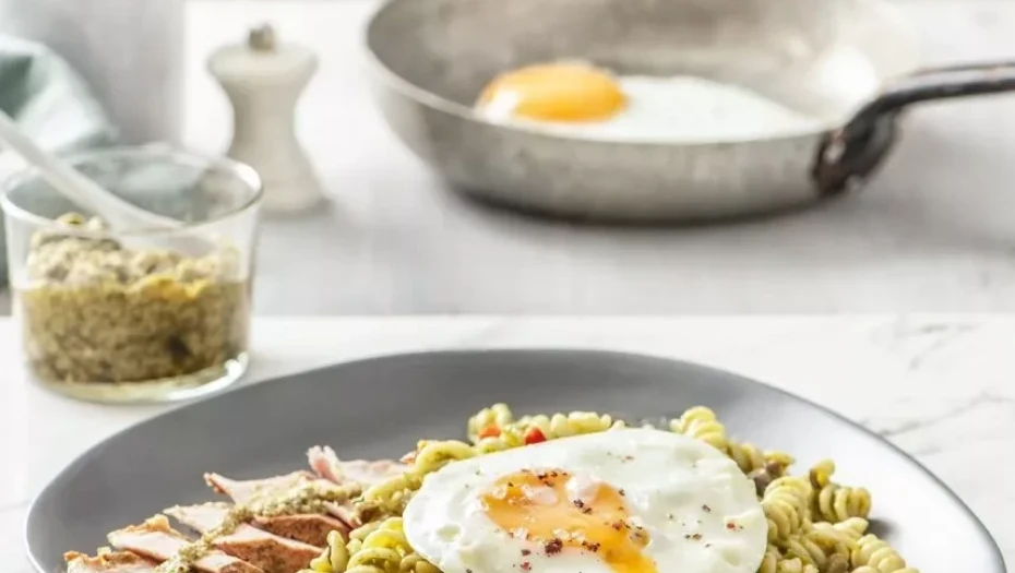 Βίδες με πέστο, απάκι και τηγανητό αυγό