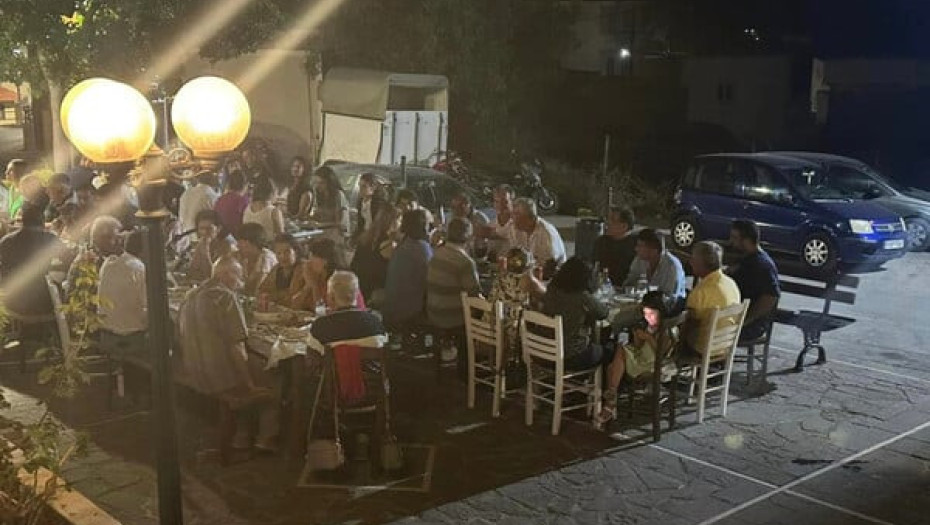 Ρόδος: Ζευγάρι Γερμανών κέρασε ολόκληρο το χωριό επειδή οι κάτοικοι έσωσαν το σπίτι τους από τις φωτιές