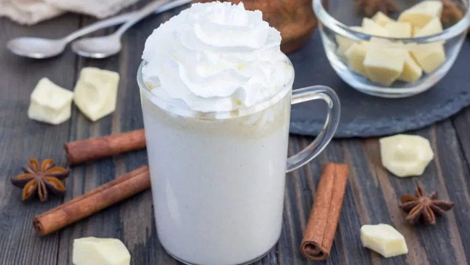 Λευκή ζεστή σοκολάτα ρόφημα έτοιμη σε 10’