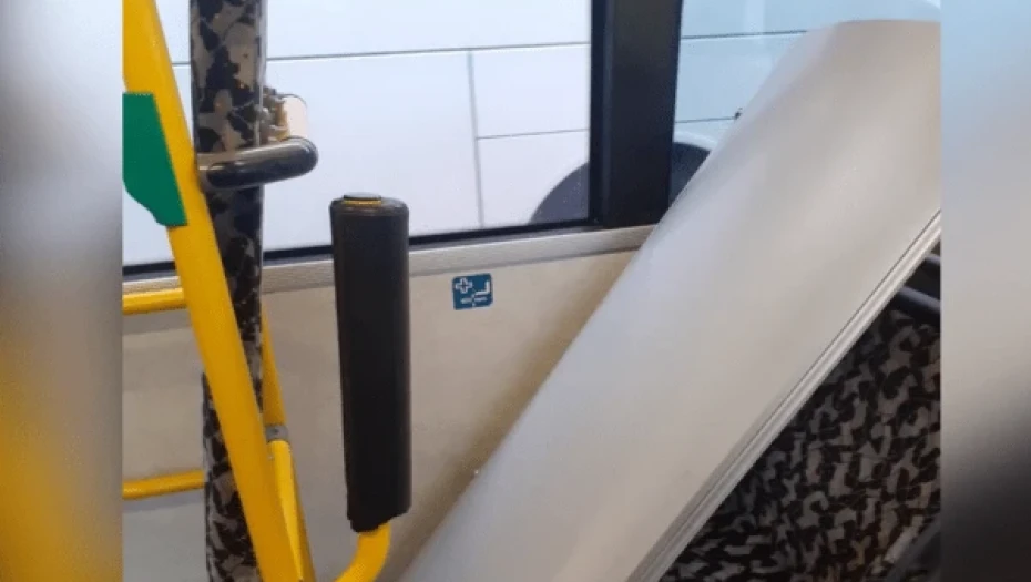 Ξεκόλλησε τμήμα οροφής λεωφορείου του ΟΑΣΘ και έπεσε στο κεφάλι επιβάτιδας