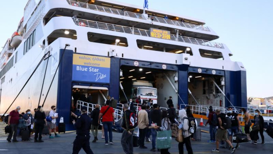 Απίστευτο περιστατικό: Άφησαν έξω από το πλοίο μητέρα με δυο παιδιά γιατί δεν είχε πιστοποιητικά ότι ήταν δικά της