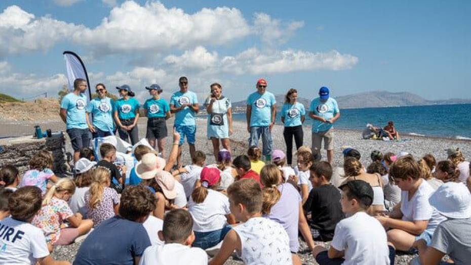 Ρόδος: Μαθητές και δύτες μάζεψαν 139 κιλά σκουπιδιών από την παραλία και τον βυθό