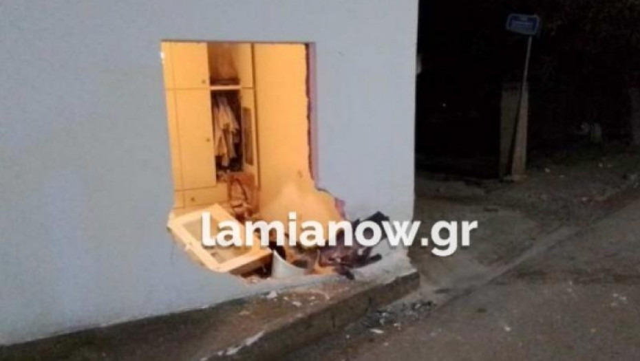 Απίστευτο τροχαίο στη Λαμία: Έχασε τον έλεγχο του ΙΧ και γκρέμισε τοίχο σπιτιού