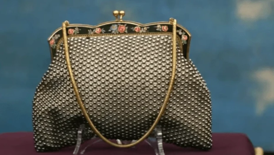 Cash or Trash: Παίκτρια πήγε να πουλήσει τσάντα που κρατούσε η Αλίκη Βουγιουκλάκη