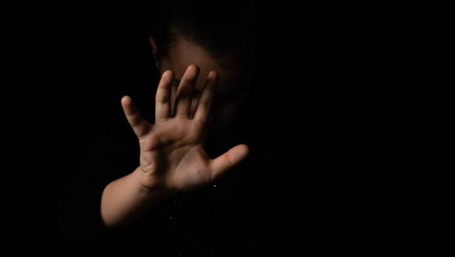 «Άντρας» χτύπησε τη φοιτήτρια σύζυγό του στο κεφάλι επειδή πίστευε ότι έχει σχέση με καθηγητή της