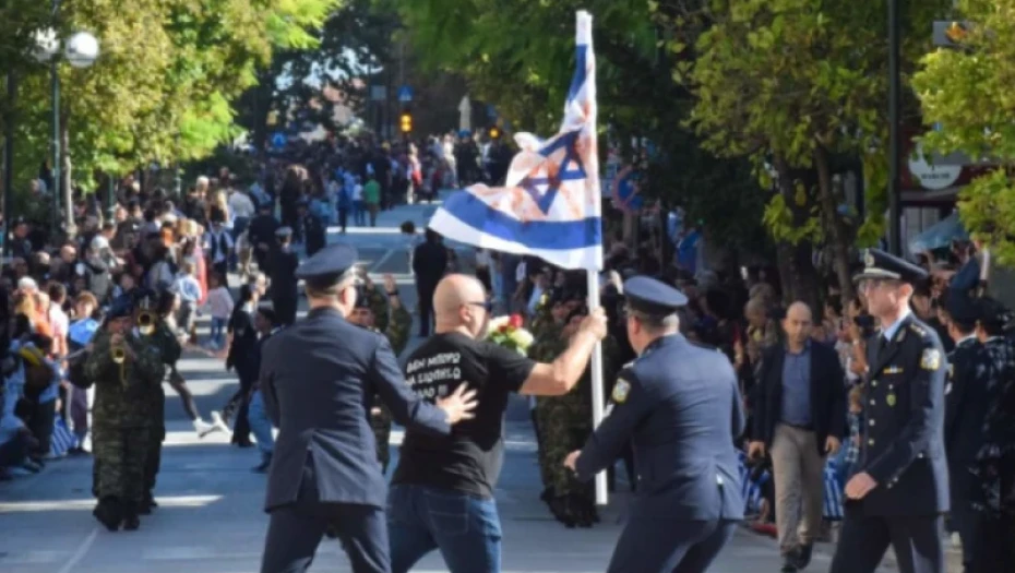 28η Οκτωβρίου: Επεισόδιο με άνδρα που εισέβαλε στην παρέλαση κρατώντας σημαία του Ισραήλ