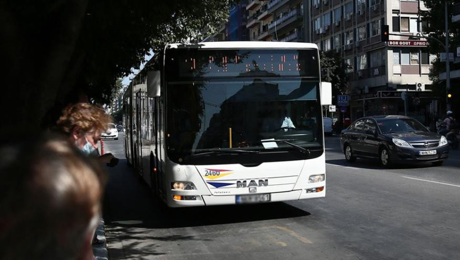 Απίστευτο περιστατικό σε λεωφορείο του ΟΑΣΘ: Έσπασαν την καμπίνα του οδηγού, επειδή τους έκανε παρατήρηση για το τσιγάρο