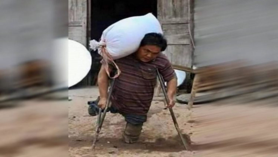 Δεν Έχει Πόδια Αλλά Καθημερινά Μεταφέρει Ασήκωτα Σακιά Για Να Ταΐσει Τα Παιδιά Του.!!!