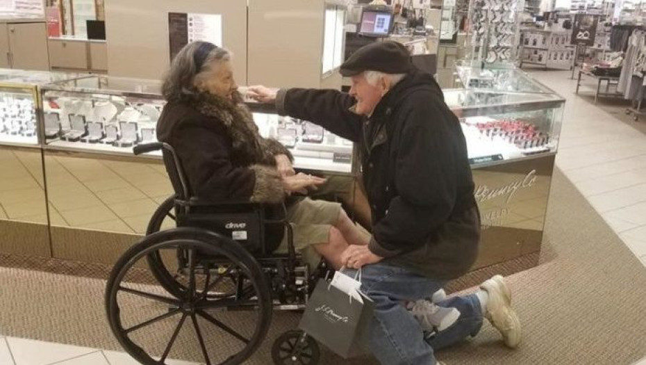 Παππούς, 89 Ετών, Κάνει Για Δεύτερη Φορά Πρόταση Γάμου Στη Γυναίκα Της Ζωής Του